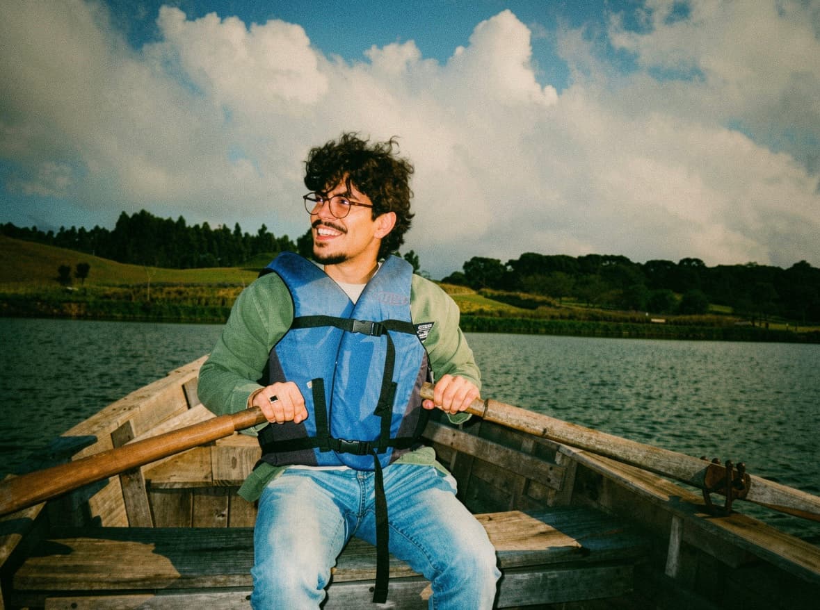 Fabri Hentscholek presenta “No Es Muy Tarde”, su nuevo sencillo de pop rock