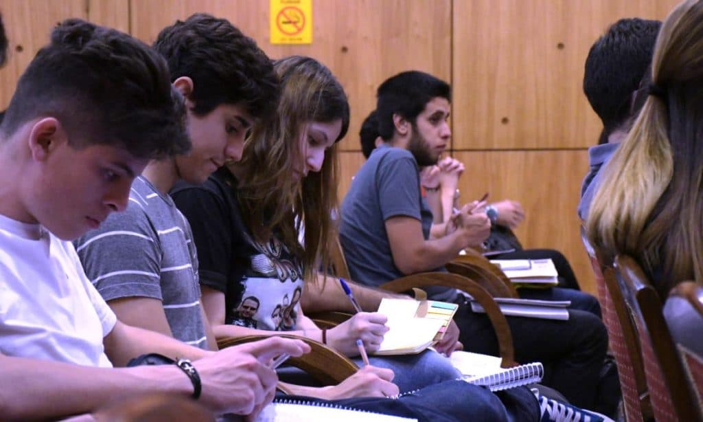 Pensar en guaraní, rendir en castellano: ¿Lastró el bilingüismo a Paraguay en PISA?